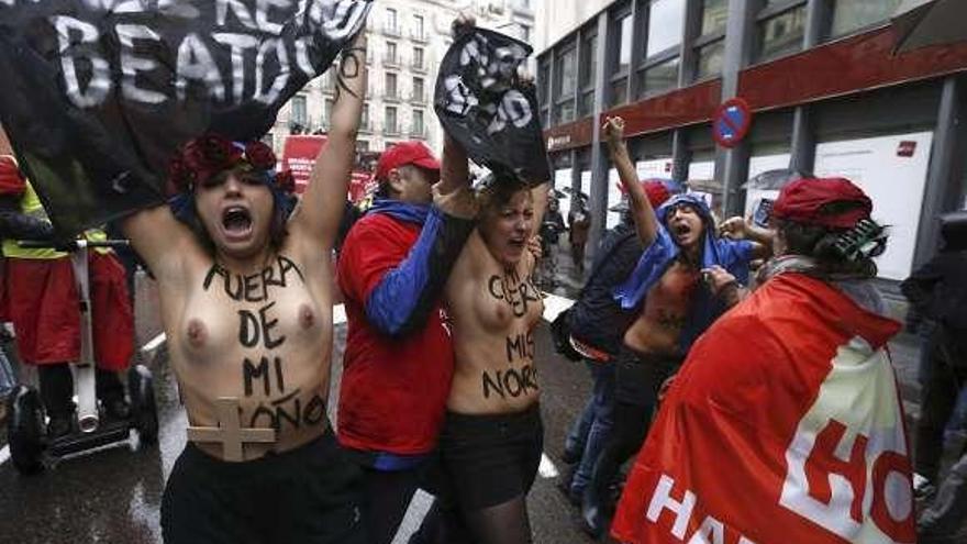 Detenidas cinco activistas de Femen en una marcha antiabortista