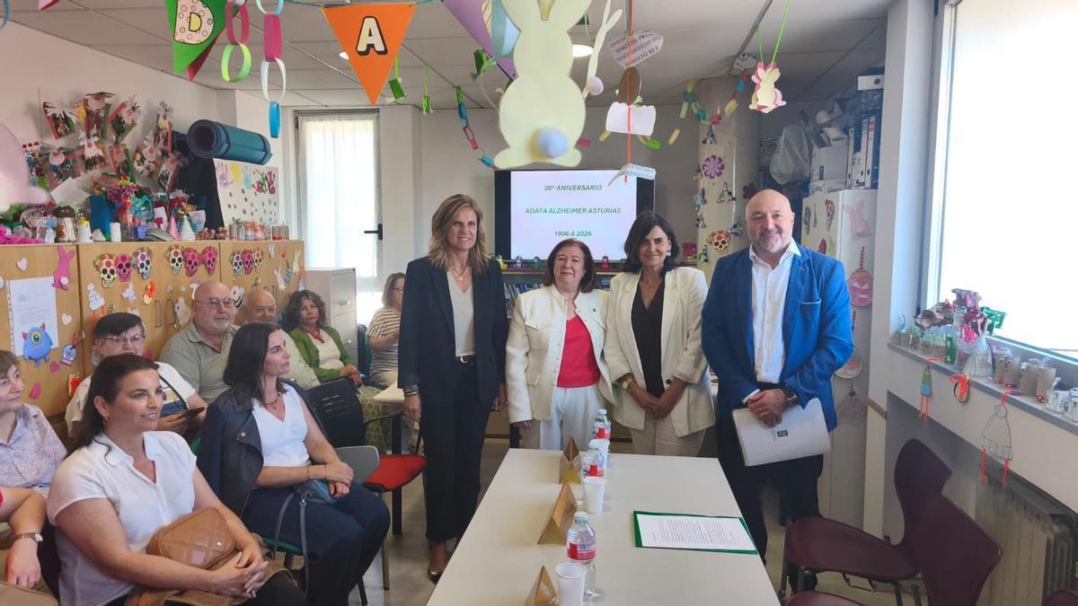 De pie, por la izquierda, Magali Costales, Concha Mena, Rocío Allande y Guzmán Pendás, antes del inicio del acto.