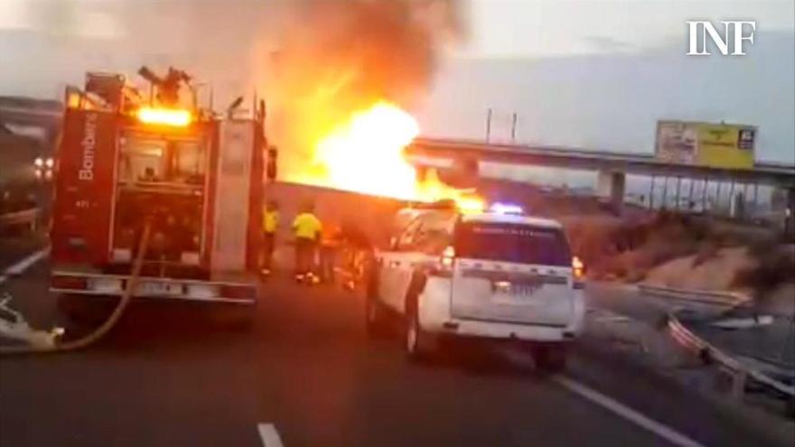 Caos en la A-31 en Novelda por el incendio de un camión
