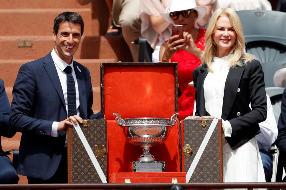 El atleta Tony Estanguet y la actriz Nicole Kidman presentan el trofeo.