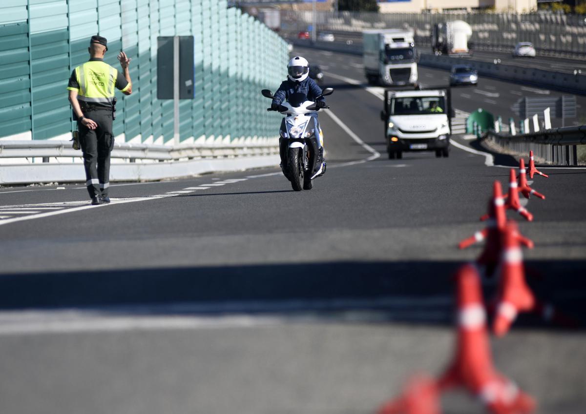 Control de la Guardia Civil de Tráfico en una carretera de Murcia.