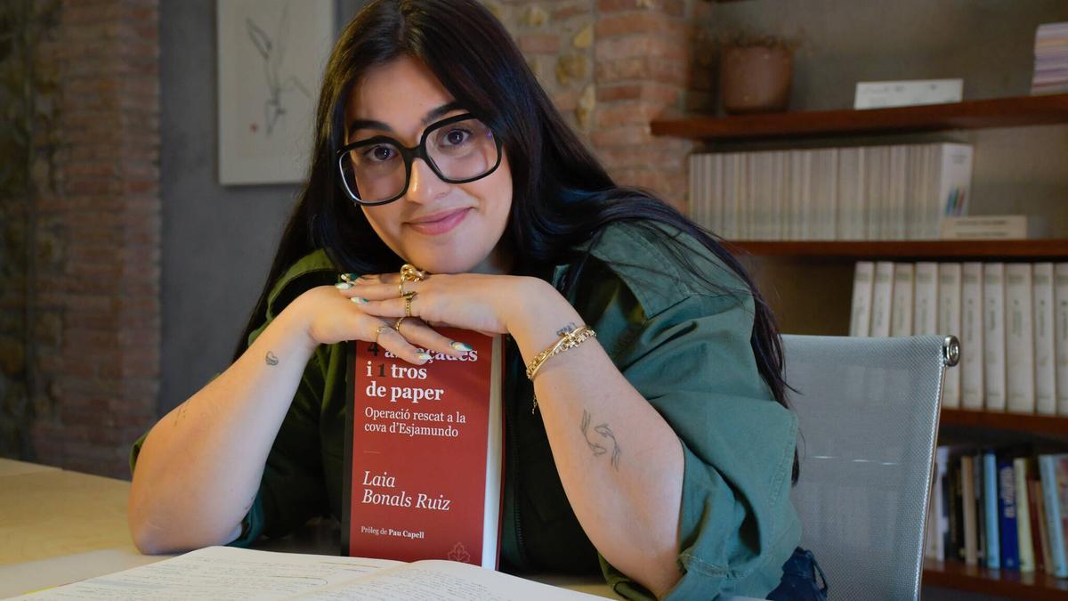 Laia Bonals, redactora de EL PERIÓDICO, con su libro '4 abraçades i 1 tros de paper'
