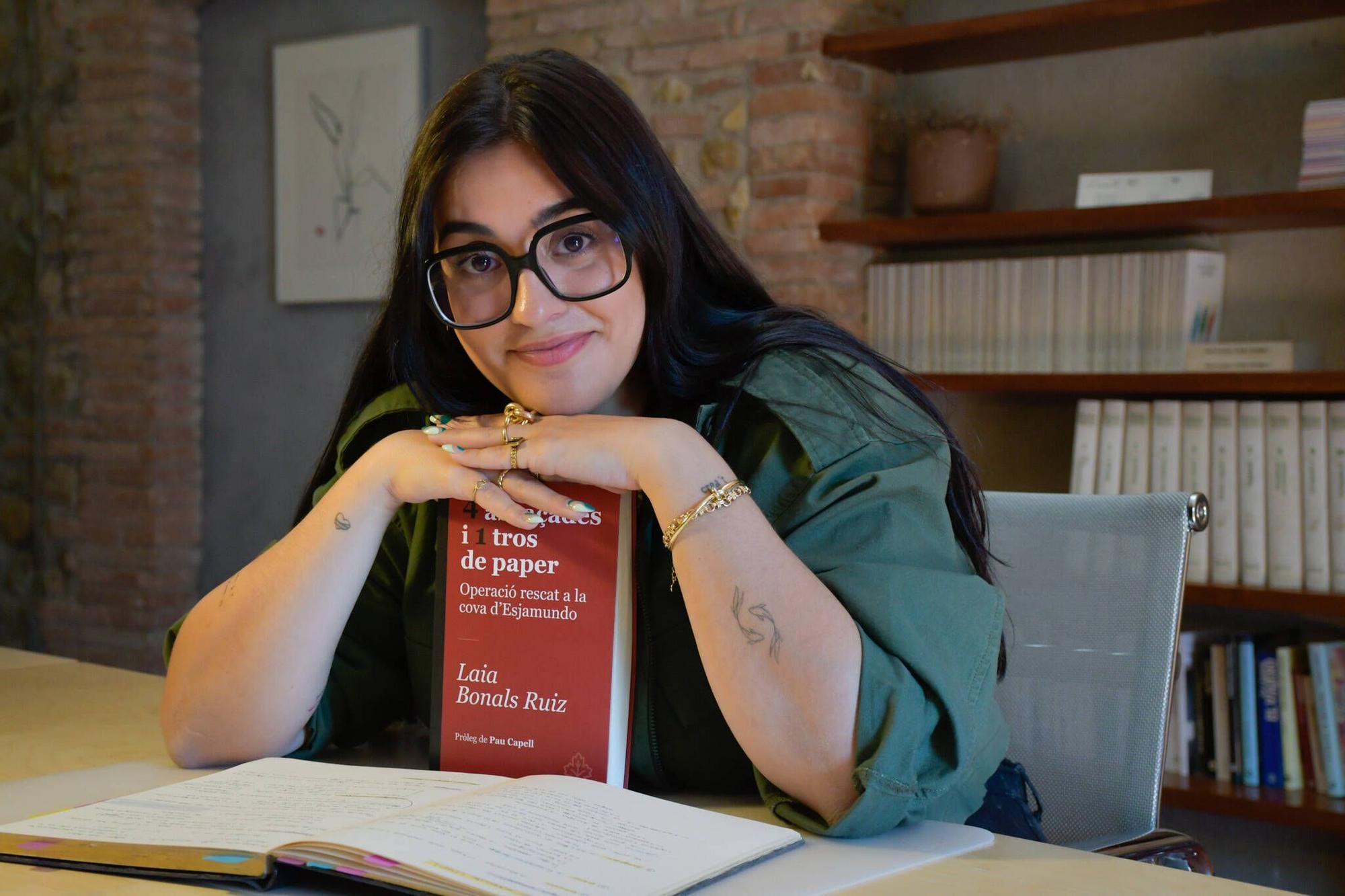 Laia Bonals, redactora de EL PERIÓDICO, con su libro '4 abraçades i 1 tros de paper' en el lugar donde escribió el libro, el hotel rural Paratgea