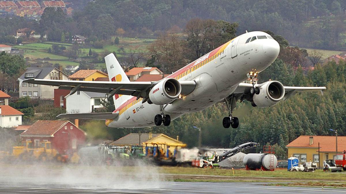 Un avión de Iberia despega del aeropuerto de Alvedro.   | // CARLOS PARDELLAS