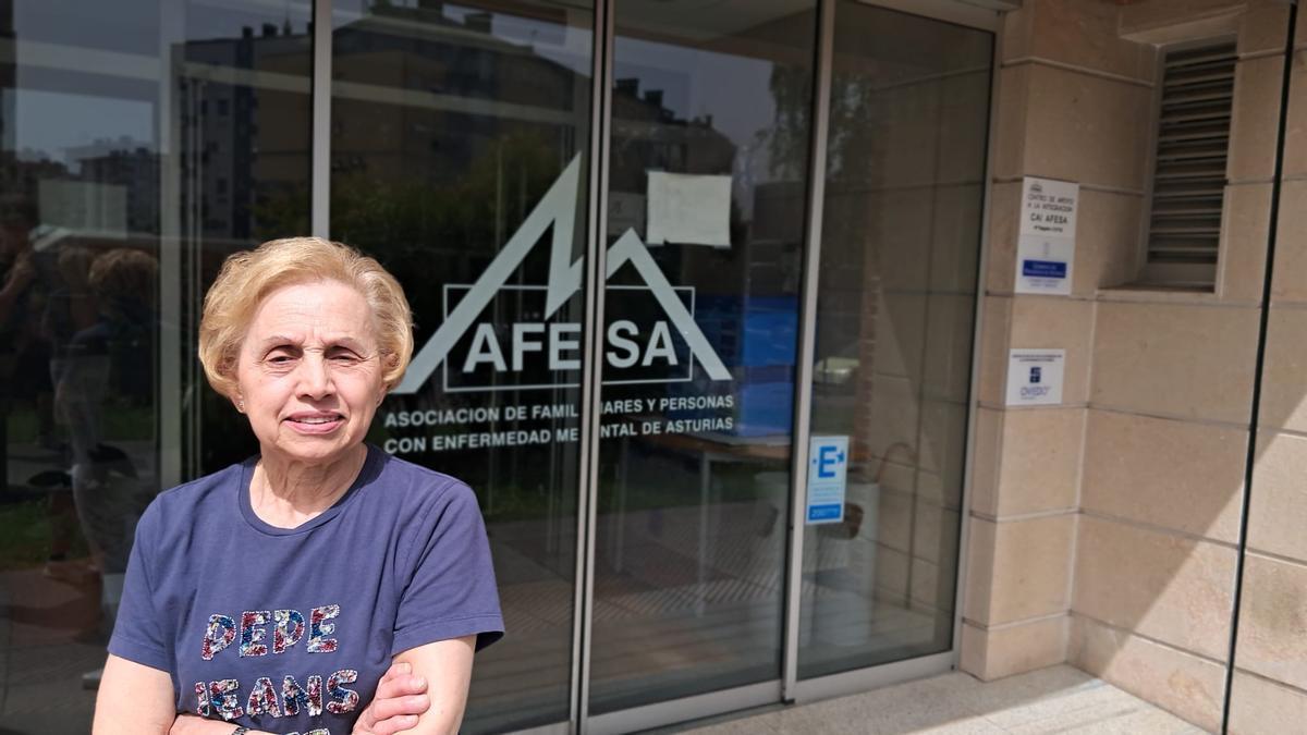 Pepa Rodríguez en la entrada de la sede de AFESA en La Corredoria.