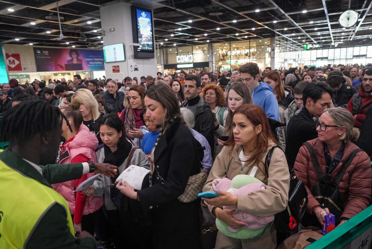 Caos y aglomeraciones en la estación de Sants