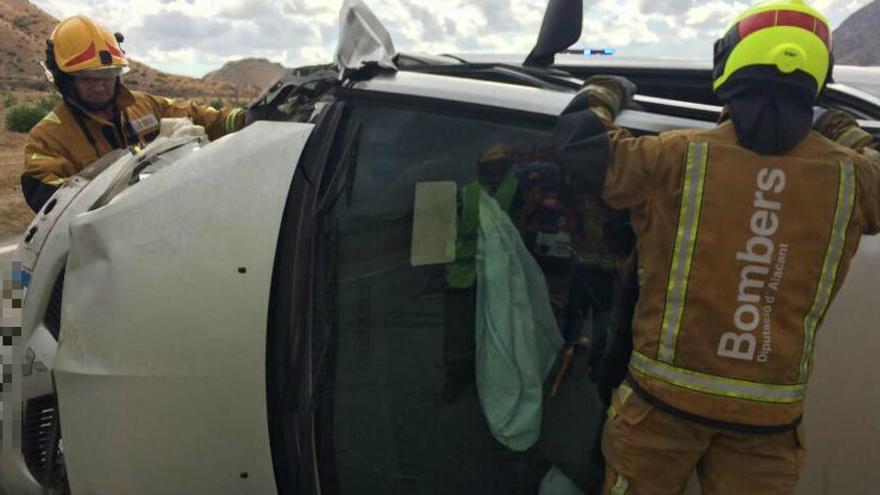 Un coche vuelca en la carretera de la cementera de San Vicente