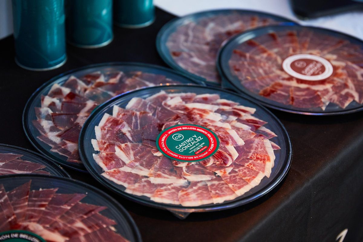 El pasado año salieron de las instalaciones de Castro y González más de 30.000 platos de jamón loncheados y listos para consumir.