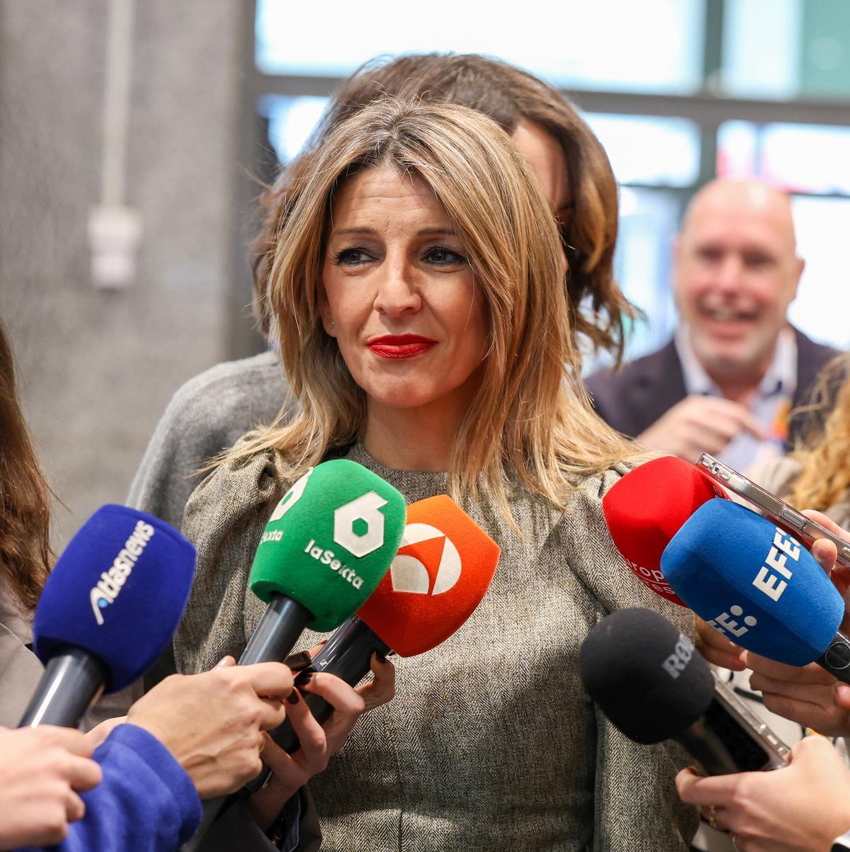 La vicepresidenta segunda y ministra de Trabajo y Economía Social, Yolanda Díaz, atiende a los medios de comunicación tras el debate 'Presente y futuro del trabajo en el turismo' durante FITUR 2026, en IFEMA, a 23 de enero de 2026, en Madrid (España). La