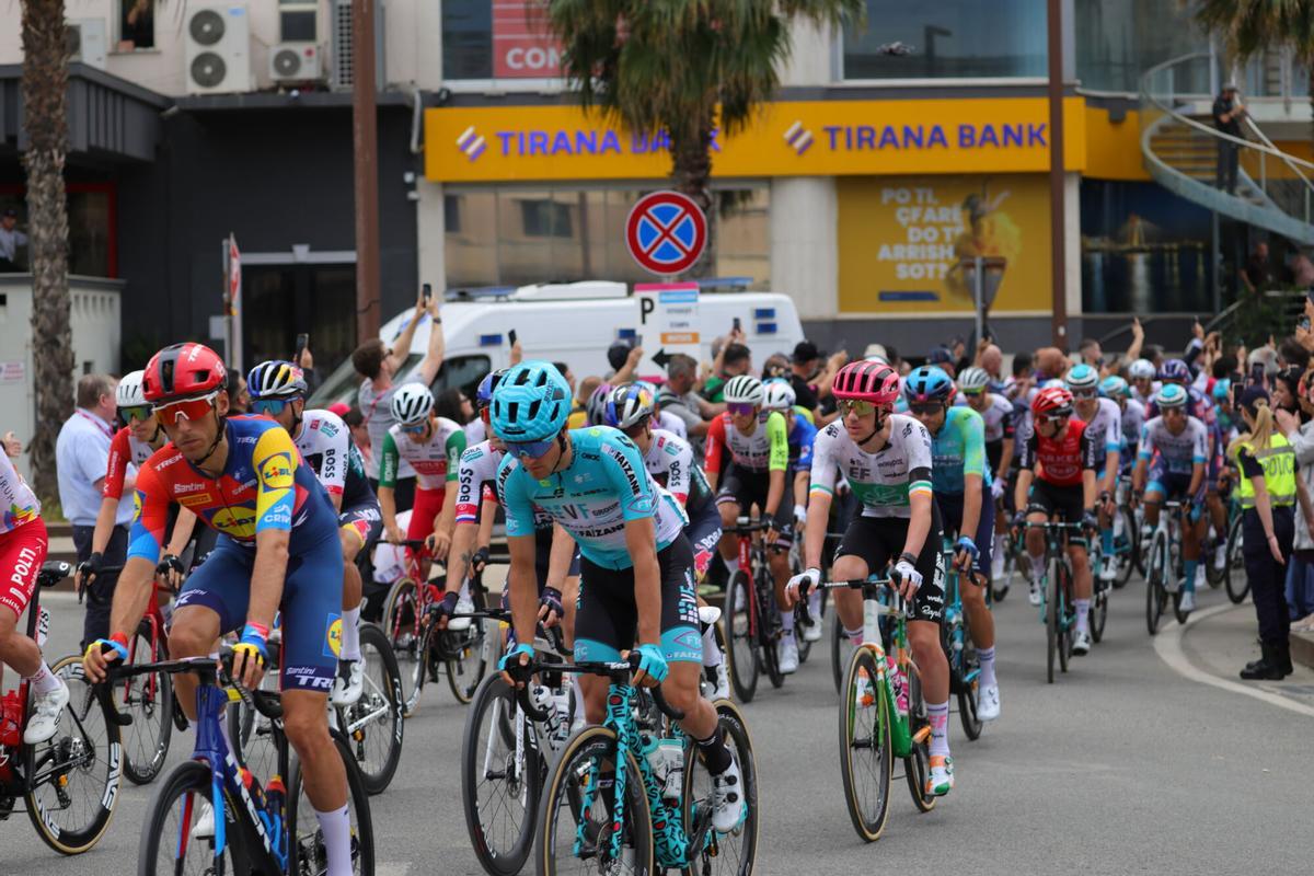 09 May 2025, Albania, Durres: The pack rides towards the start line of the first stage of the 108th Giro dItalia cycling race, 160km from Durres to Tirana. Photo: Armando Babani/ZUMA Press Wire/dpa Armando Babani/ZUMA Press Wire/d / DPA 09/05/2025 ONLY FOR USE IN SPAIN. Armando Babani/ZUMA Press Wire/d / DPA;sports;cycling;2025 Giro dItalia - Stage 1;