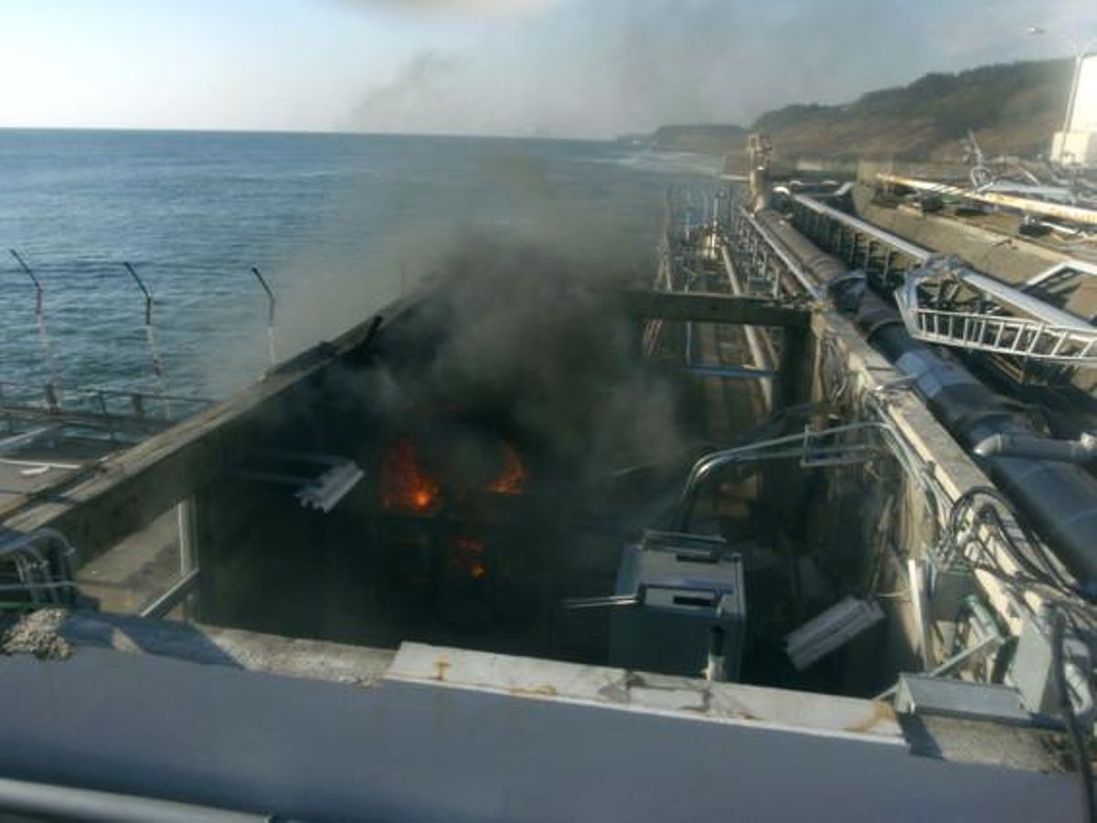 Un incendi es produeix a només una desena de metres de la unitat quatre de la central nuclear, el dia 12 d’abril.