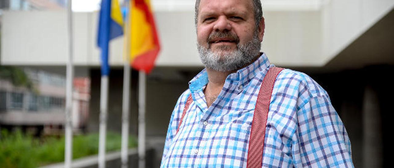 Fernando Bañolas, el pasado jueves en la fachada del Cabildo de Gran Canaria.