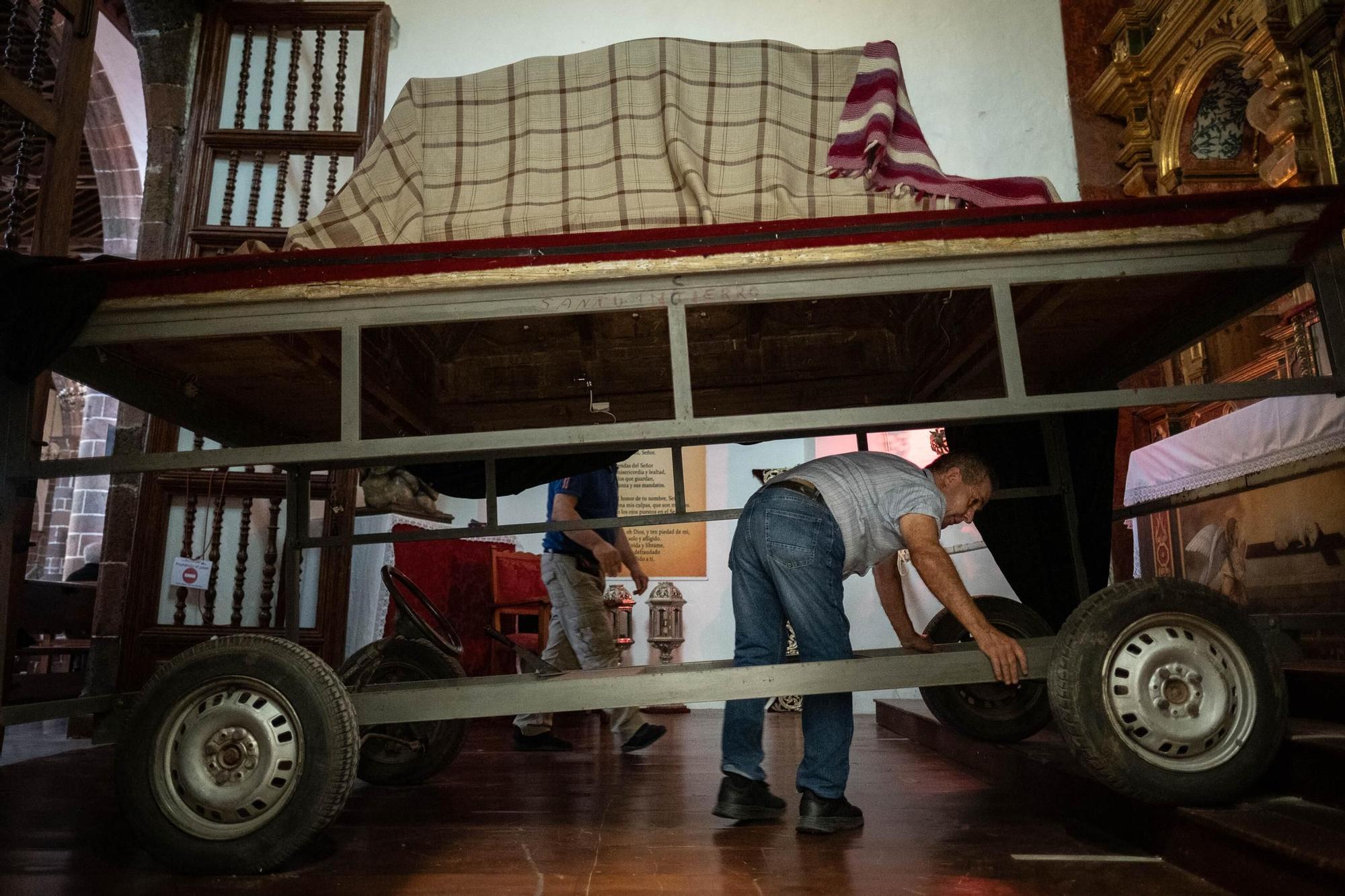 Montaje del trono del Santo Entierro, en La Concepción