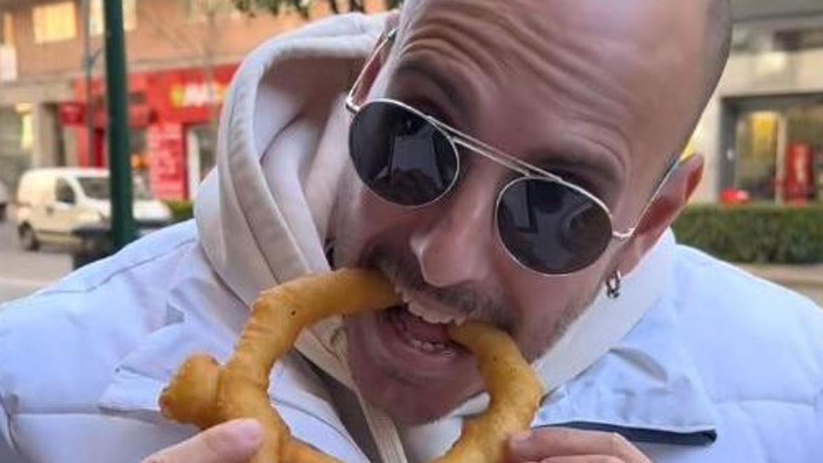 La pareja desayuna en una cafetería "buena, bonita y barata" de Málaga.