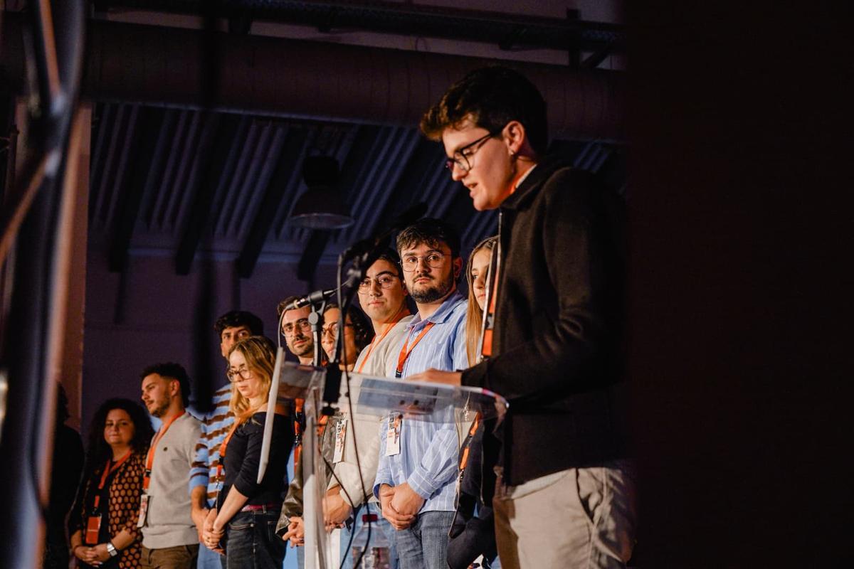 Joan Guanter, reelegido como secretario de Joves PV, junto a miembros de su coordinadora en el congreso celebrado en Alcoy.