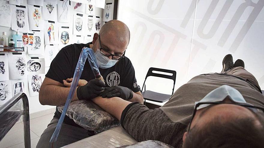 Roy, de Roy&#039;s Tattoo, de Berga, ahir tatuant en el seu estudi del carrer del Roser