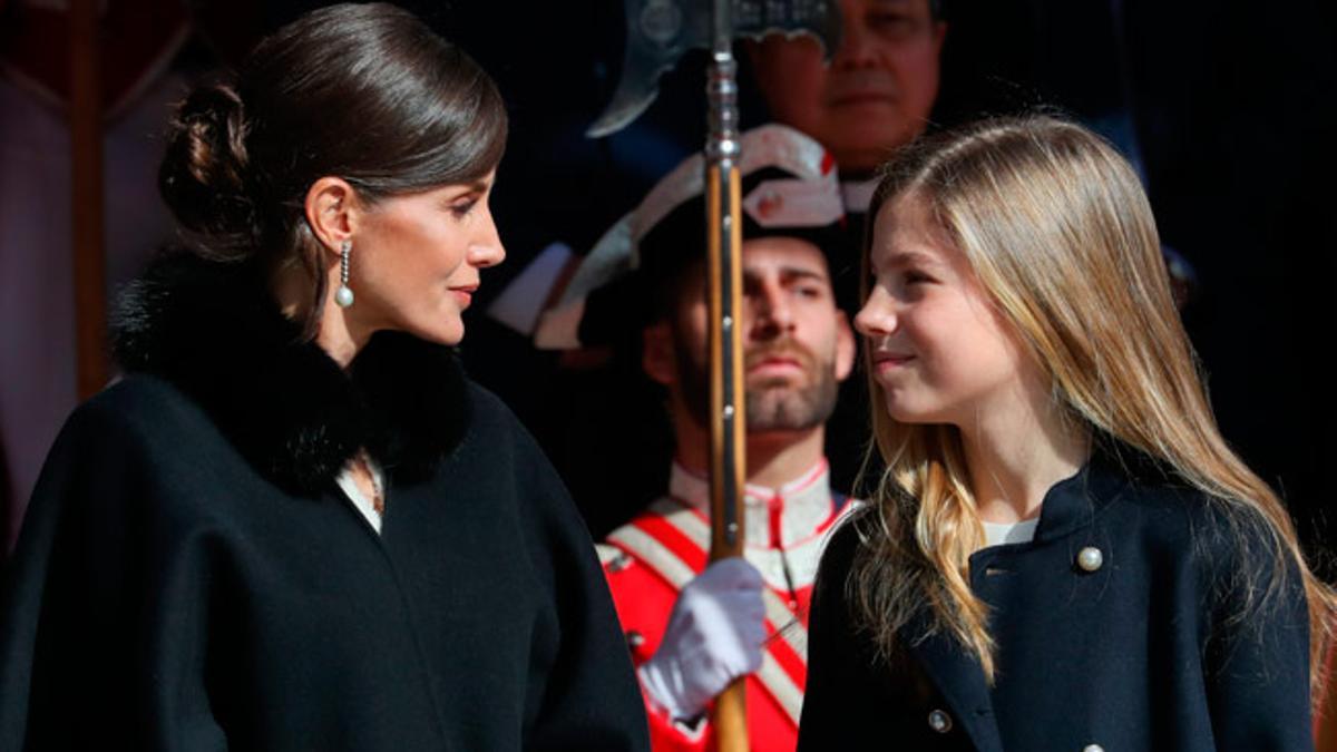 La reina Letizia y la infanta Sofía en la apertura de la XIV Legislatura en el Congreso de los Diputados