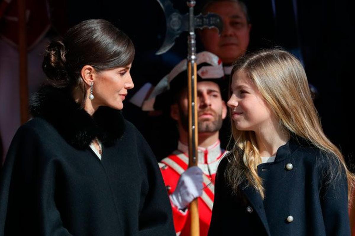 La reina Letizia y la infanta Sofía en la apertura de la XIV Legislatura en el Congreso de los Diputados