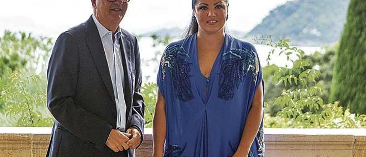 La soprano rusa Anna Netrebko y el copresidente del Grupo Barceló, Simón Pedro Barceló, ayer en Formentor.