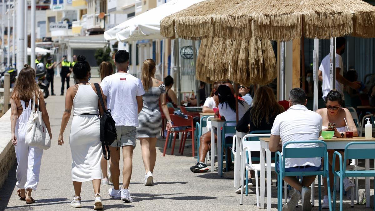 La estrechez del paseo marítimo de Pedregalejo ha ocasionado muchos problemas.