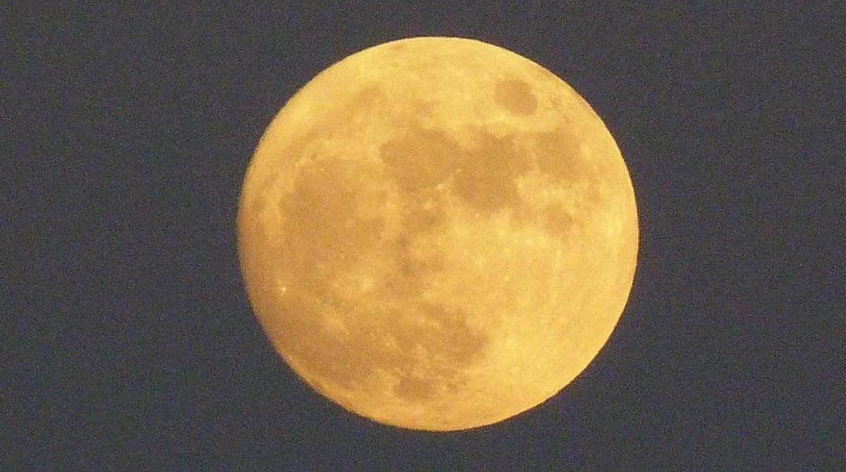 Luna llena vista desde la playa de Gavà.
