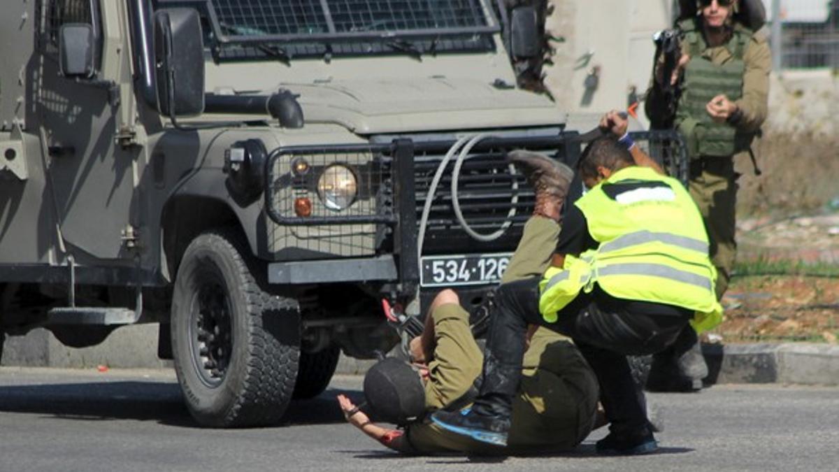 Palestinian posing as a journalist stabs an Israeli soldier with a knife before being shot dead near the West Bank city of Hebron