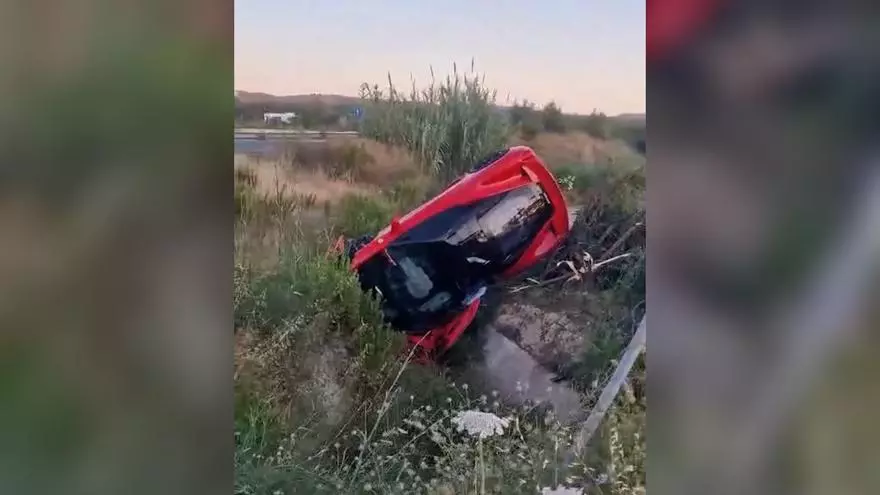 Un Ferrari sale despedido de la carretera tras chocar con un taxi en Ibiza