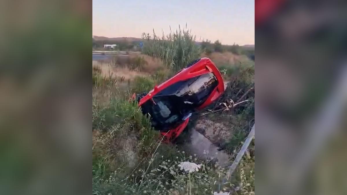 Un Ferrari sale despedido de la carretera tras chocar con un taxi en Ibiza