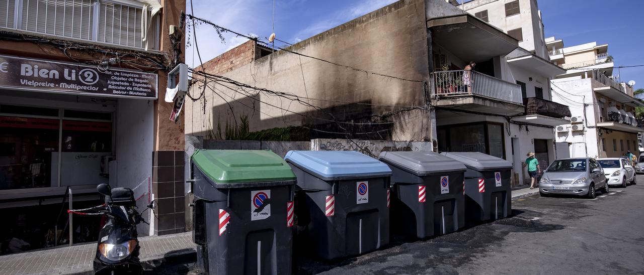 Incendio de contenedores en el número 38 de la calle Trasimé en s&#039;Arenal.