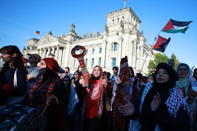 Berlin (Germany), 27/09/2025.- Participants demonstrate in front of the German parliament during a rally in support of Gaza motivated by the German left-wing party in Berlin, Germany, 27 September 2025. On 27 September 2025, two demonstrations took place in order to express protest on Israels ongoing operation in the Palestinian Gaza strip. The Left party called for a demonstration under the motto Together for Gaza and an alliance of different organizers called for a rally under the motto All Eyes on Gaza - Stop the Genocide!. (Protestas, Alemania) EFE/EPA/CLEMENS BILAN