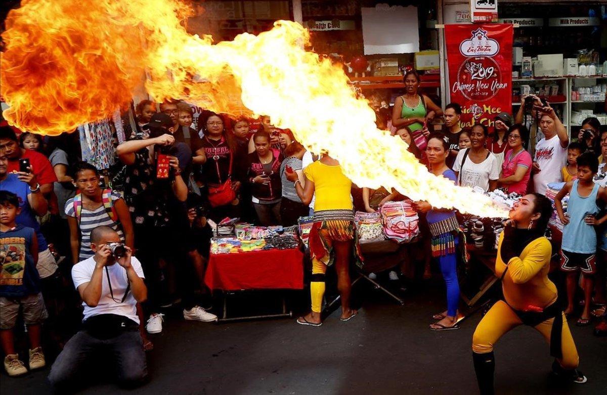 Un tragafuegos en el barrio de Chinatown de Manila, Filipinas.