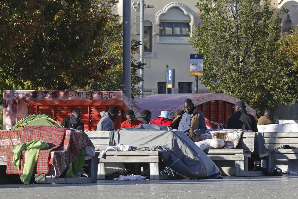 Una imatge de les persones que es van assentar al parc Central l'anterior vegada.