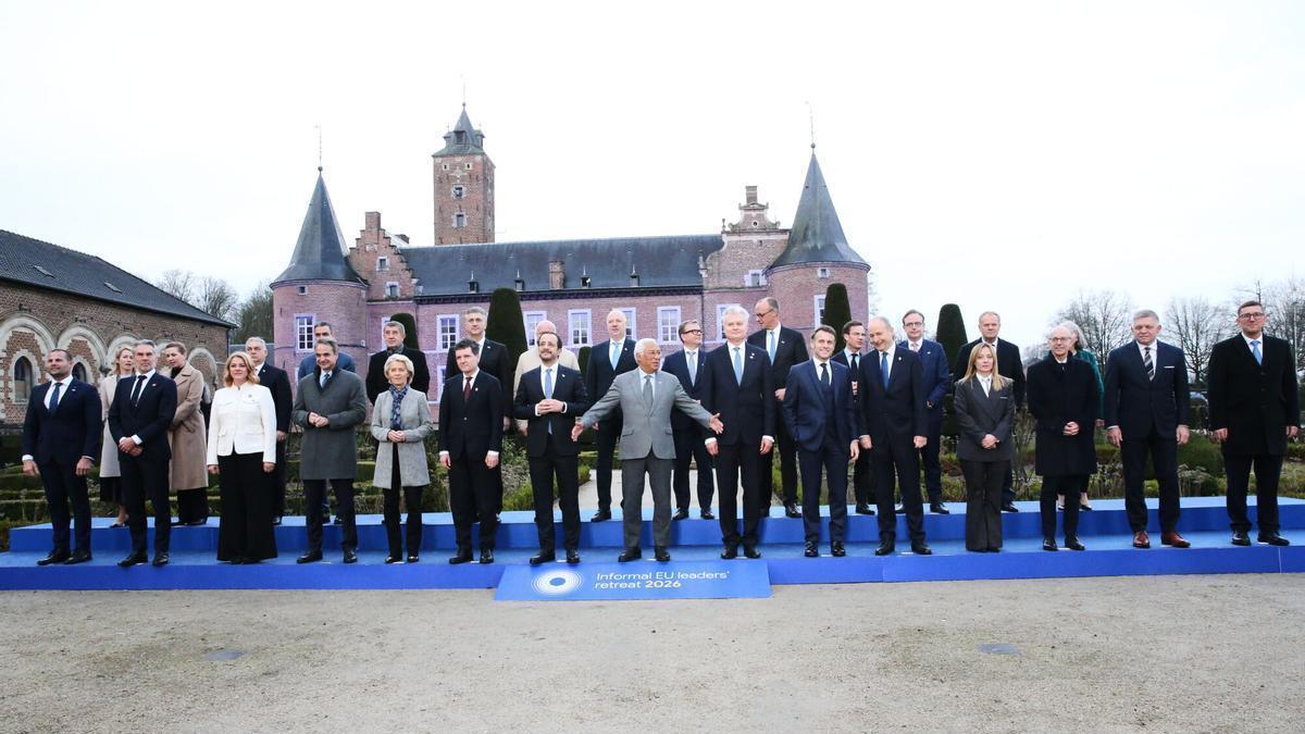 Los líderes de la UE posan para la foto de familia durante la cumbre informal celebrada este jueves en el castillo de Alden Biesen, en Bélgica.