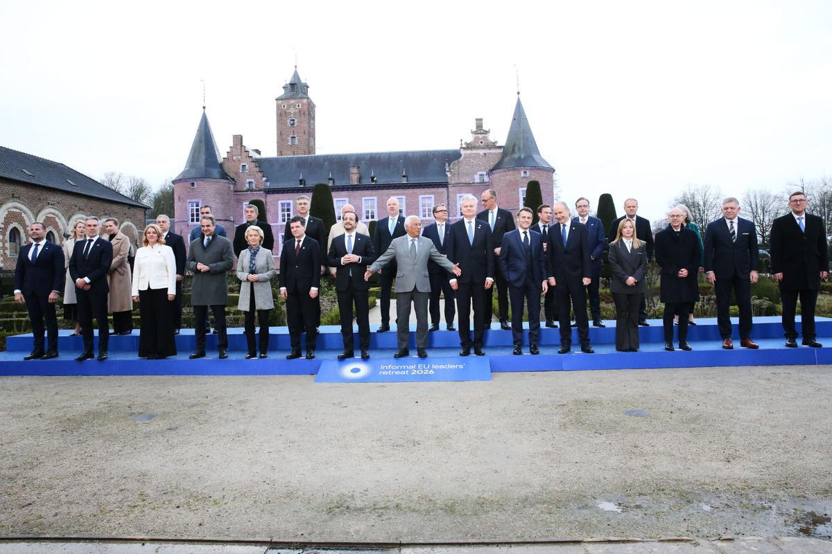 Los líderes de la UE posan para la foto de familia durante la cumbre informal celebrada este jueves en el castillo de Alden Biesen, en Bélgica.