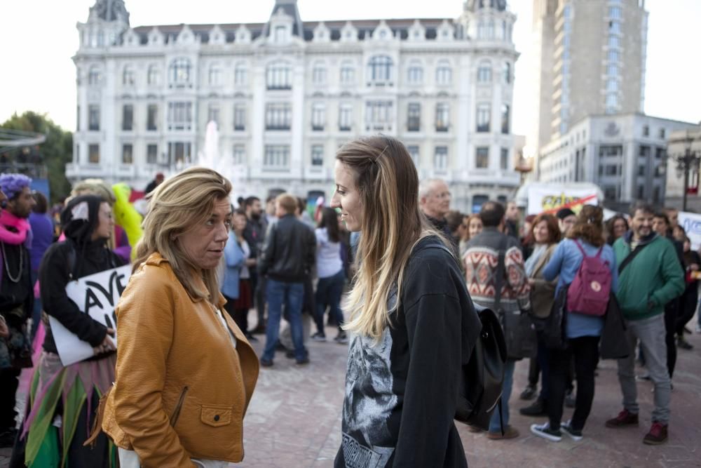 Ambiente en la calle durante la entrada a los premios y concentración antimonarquía