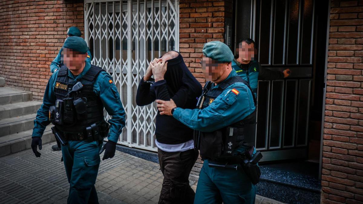 El detenido por el crimen de Pontons, a la salida del registro de su domicilio