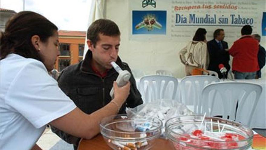 Cambian piruletas por cigarros para ayudar a dejar el tabaco