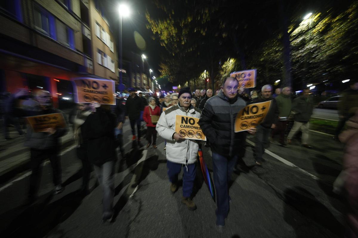 La última manifestación del 2025 contra el tráfico pesado por Príncipe de Asturias, en imágenes