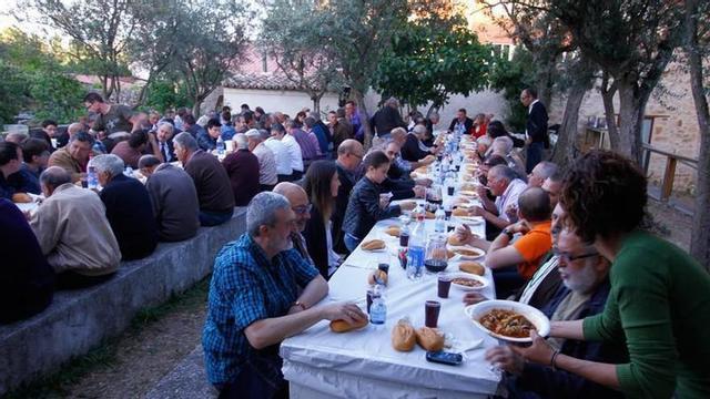 La cofradía de  San Isidro degusta la tradicional chanfaina