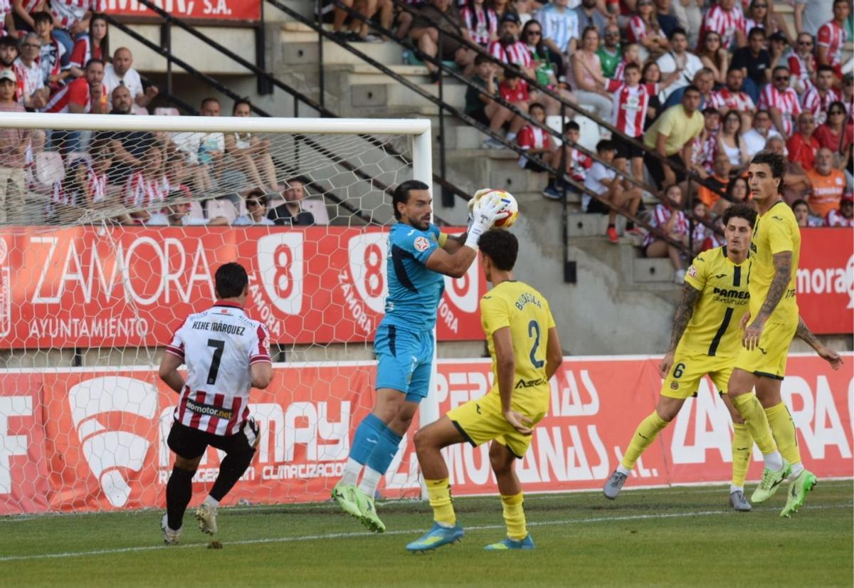 El portero del Villarreal B ataja el balón en un ataque del Zamora.