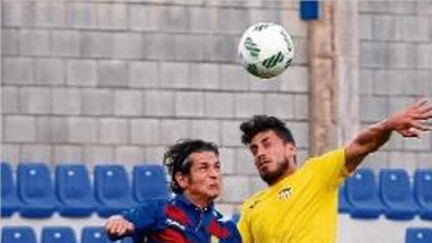 Pablo Sánchez, en l&#039;últim duel a Palamós contra l&#039;Atlètic Saguntí.