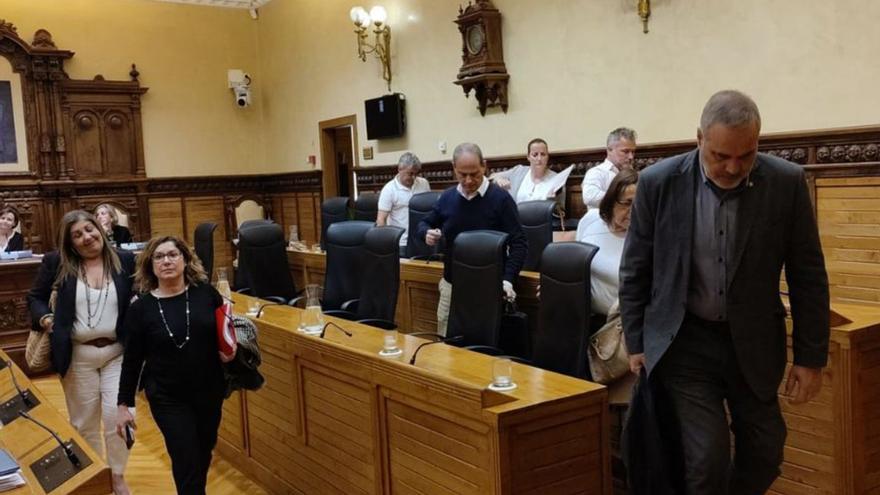 Ediles del PSOE abandonando el salón de plenos al iniciarse la junta de accionistas para cambiar los estatutos de Divertia.