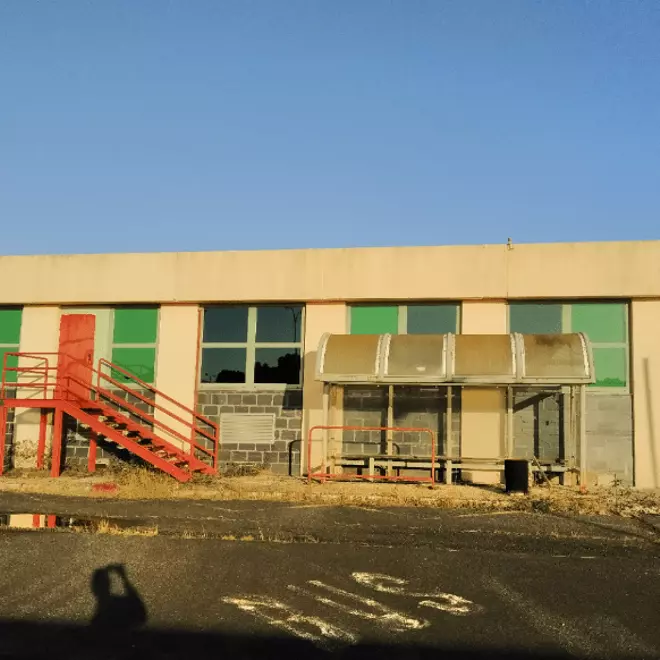 La vieja terminal de Lavacolla se ‘autodestruye’: nueve años cerrada