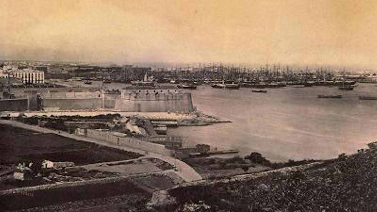 Baluarte del Rey visto desde Montjuïc, con la Barceloneta detrás