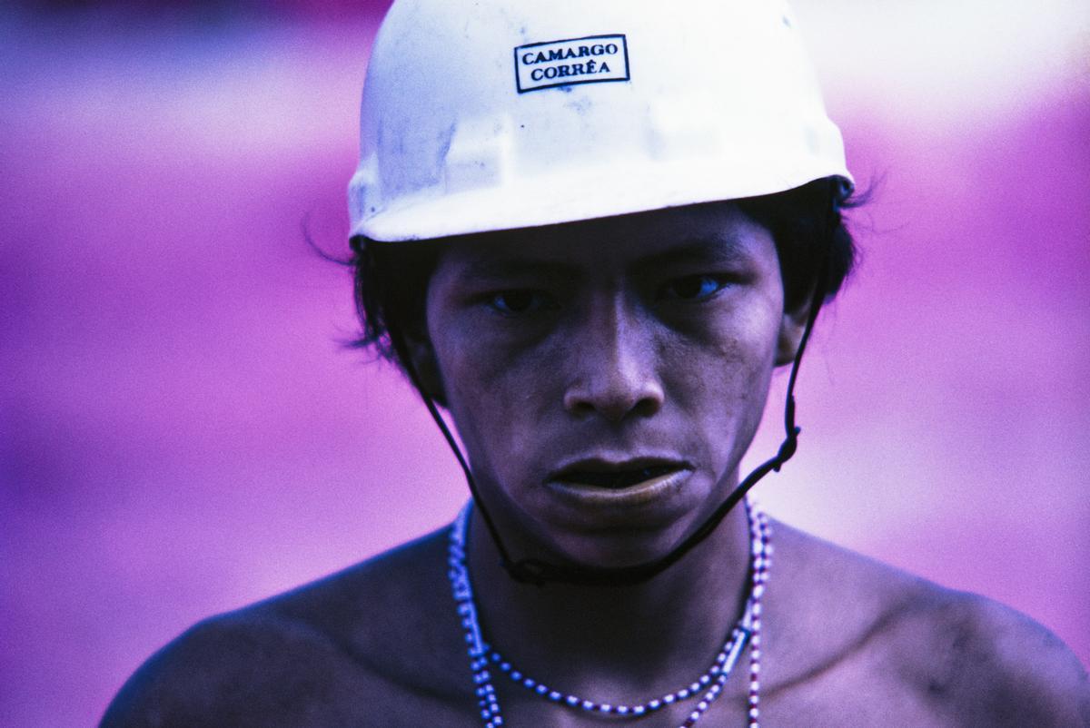 Yanomami trabajando en las obras de la carretera Perimetral Norte, en Roraima, 1975.