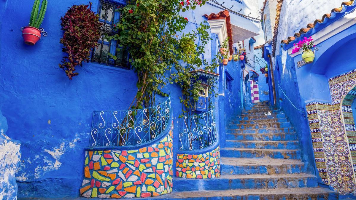 Más allá del azul de sus viviendas y calles, esta ciudad tiene un encanto muy especial