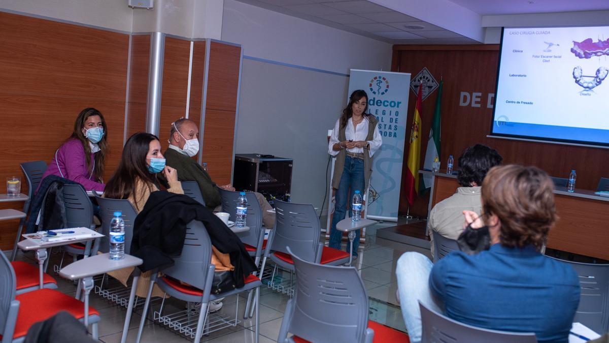 Momento de debate durante la sesión en el Colegio de Dentistas de Córdoba
