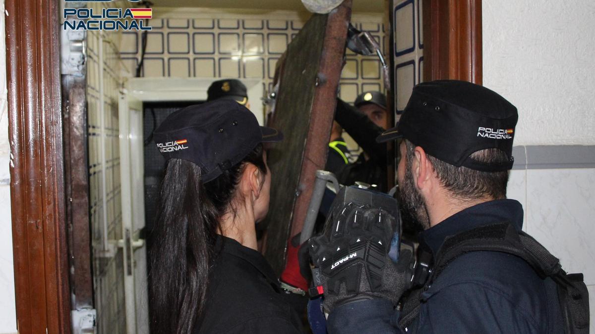 Los agentes, accediendo al inmueble donde se vendía droga, en Molina