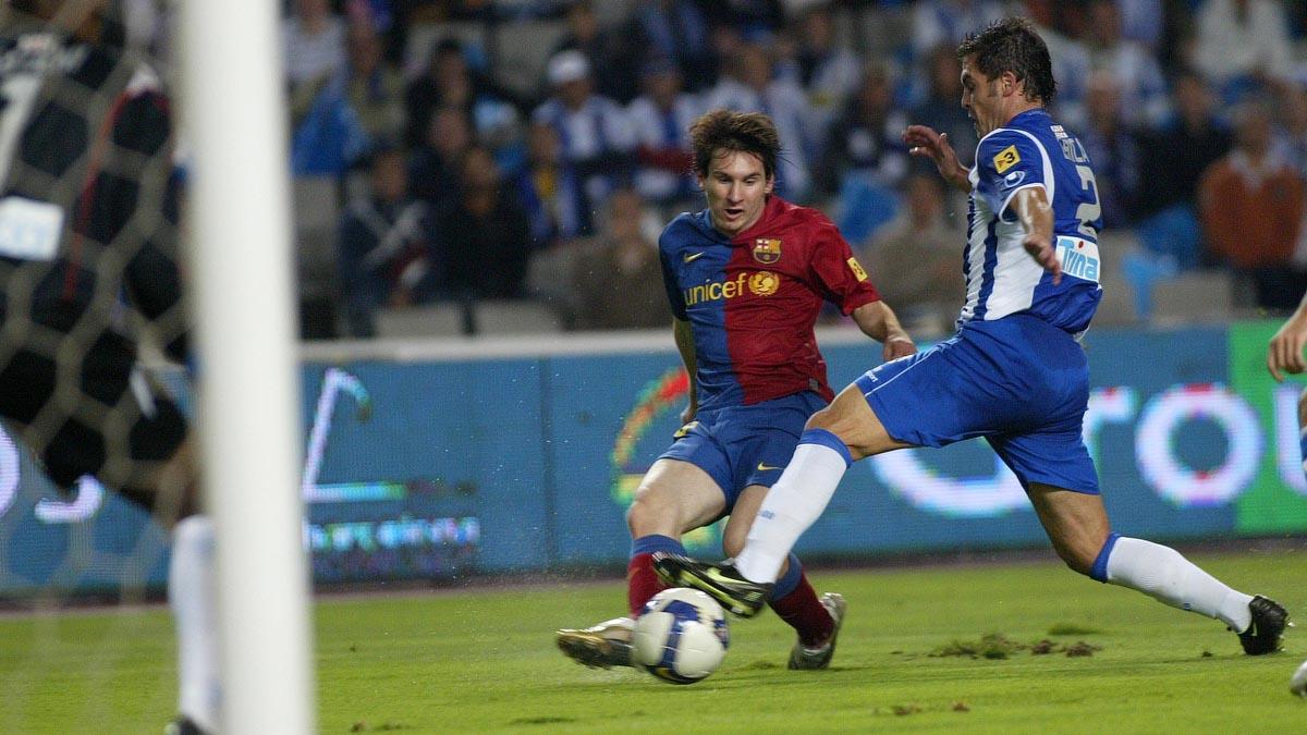 Messi, ante Chica, en el último partido de Liga del Barça en Montjuïc