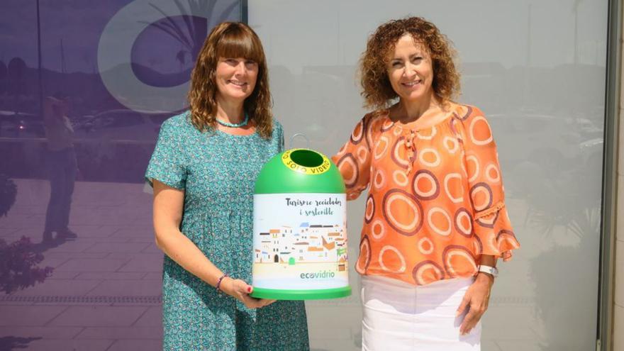 Sant Antoni entrega un miniglú a la ganadora de Banderas Verdes